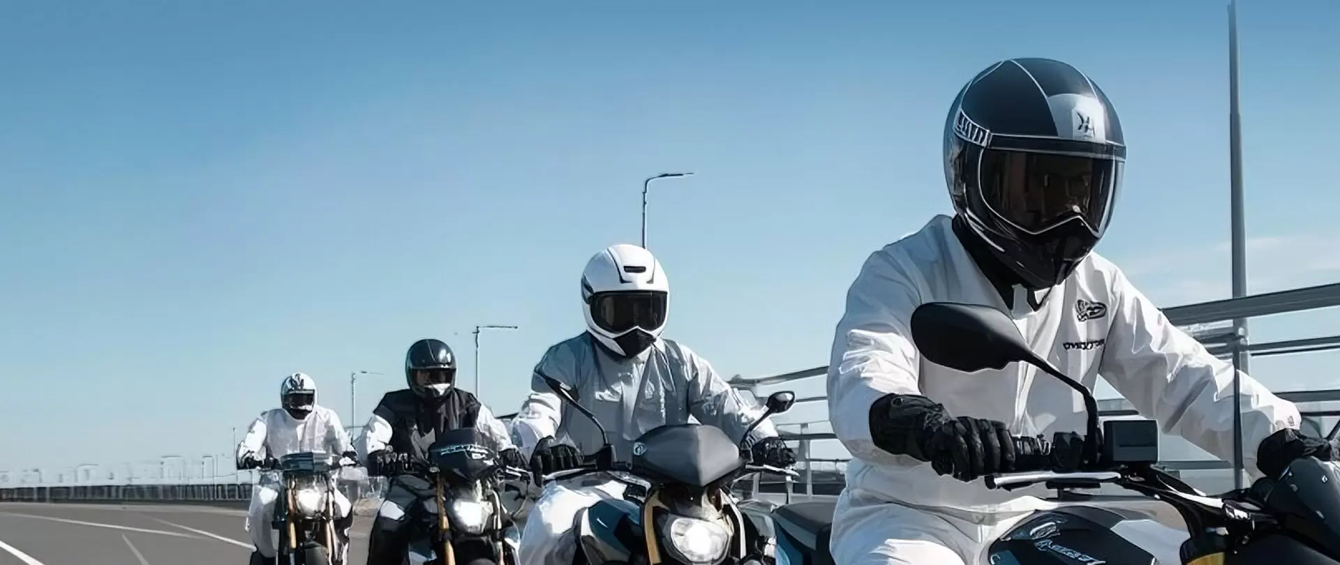 ركوب الدراجات النارية والاستكشاف في الهواء الطلق والتدريب العسكري