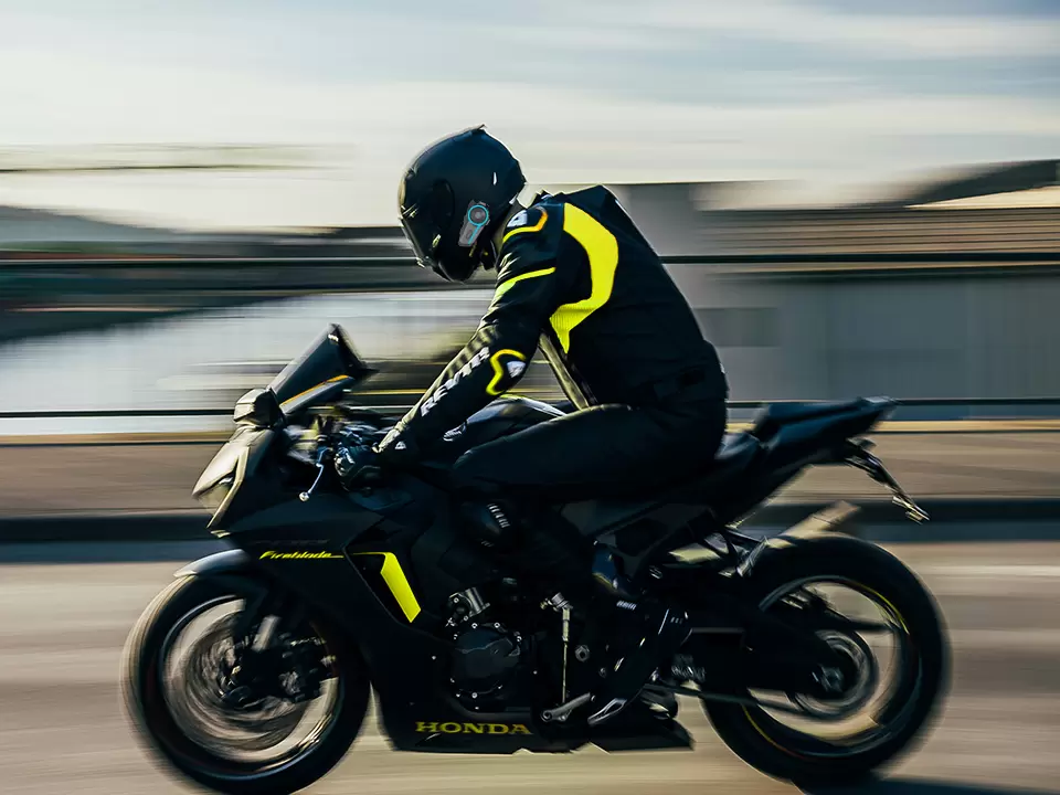 ركوب الدراجات النارية والاستكشاف في الهواء الطلق والتدريب العسكري