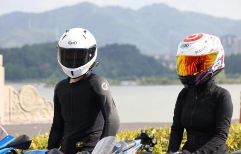 ابقَ بعيدًا عن الضوضاء، ابقَ على اتصال: لماذا تُعدّ سماعة الرأس اللاسلكية المزودة بتقنية إلغاء الضوضاء والمثبتة على الخوذة ضرورية لراكبي الدراجات النارية العصريين